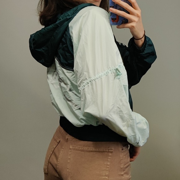 Retro Crop Colourblock Windbreaker
(Puma 517378 - Cosmic Women’s Jacket) - Picture 6 of 11